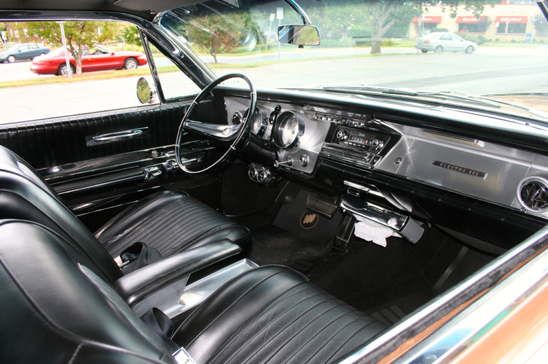 Illustration for article titled What It's Like To Drive Classic V8 Cruisers From Mercedes And Buick